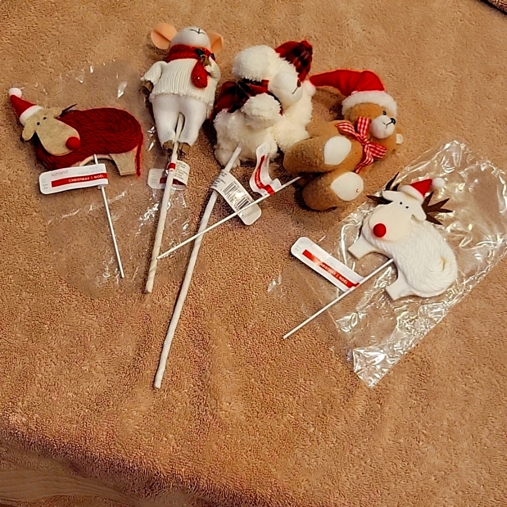 LOT of 5 NWT Super cute Christmas craft picks.   *11